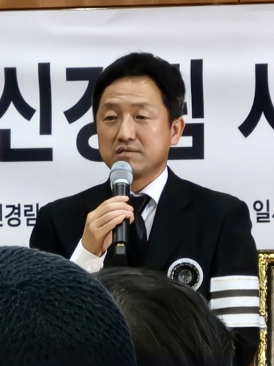 영결식에서 유족을 대표해 고인의 작은 아들 신병진씨가 인사말을 통해 감사의 뜻을 전하고 있다. 김철관 기자