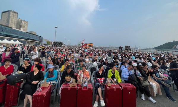 1883인천맥강파티 메인 공연장에서 관람하는 외국인 관광객들. 관광공사 포토