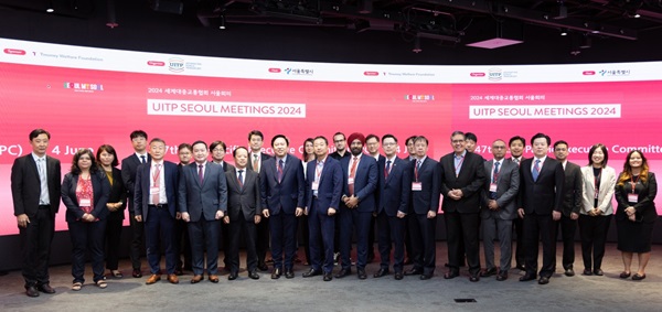 UITP 아태지역회의 각국 참가자들이 4일 회의장에서 기념사진을 촬영하고 있다. 김철관 기자