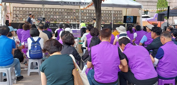 지난 15일 서울광장 이태원참사 희생자 합동분향소에서 추모제가 열리고 있다. 김철관 기자