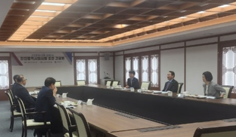 유정복 인천시장이 인천시의사회 임원진과 간담회를 하고 있다. 인천시 포토