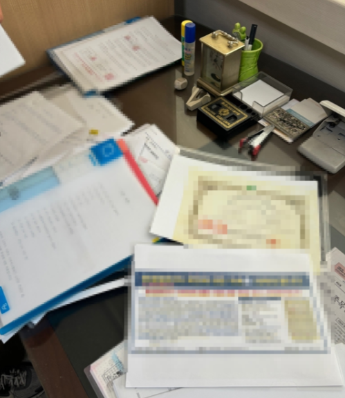 범행에 사용된 허위 이력 명함, 가짜 신분증 및 관련 서류. 인천경찰청 제공