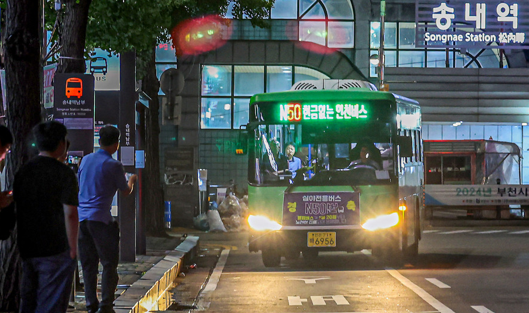 N50번 심야전용 별밤버스가 송내남부역 정류장으로 들어오고 있다. 인천시 포토