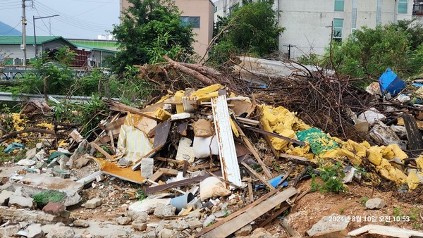 지난 10일 계양테크노밸리 공사 현장에 유리섬유와 각종 폐기물들이 방치돼 있다. 녹색환경보전협회 포토
