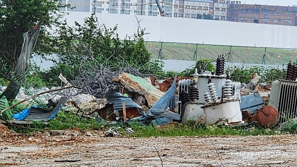 지난 10일 계양테크노밸리 현장에서 쓰레기와 섞여 방치된 폐변압기. 녹색환경보전협회 포토