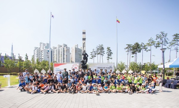 4일 서구 경명공원 콜롬비아군 참전기념비에서 열린 콜롬비아군 참전 기념 추모행사를 마치고 참석자들이 기념촬영을 하고 있다. 서구 포토