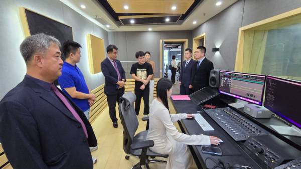 랴오청 뉴스미디어센터를 둘러보는 박창우 인천뉴스 대표 및 현지 관계자들. 인천뉴스 포토