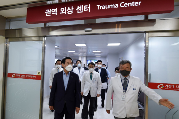 유정복 인천광역시장이 9일 가천대길병원에서 양혁준 권역응급의료센터장에게 비상진료체계 등 의료현황을 설명받고 있다. 인천시 포토