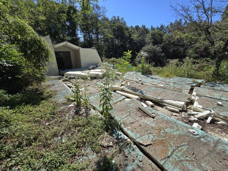 인천 중구 덕교동 산44번지 정상에 과거 예비군훈련장으로 사용했던 것으로 보이는 건물 일부가 철거됐지만, 폐기물 처리가 이뤄지지 않아 주변 환경피해가 우려된다. 인천뉴스 포토