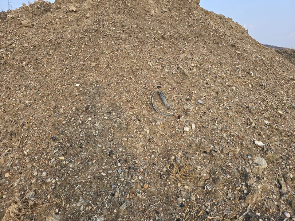 인천 강화군 화도면 여차리 쓰레기가 섞인 오염토 불법 매립 부지 일원. 인천뉴스 포토.