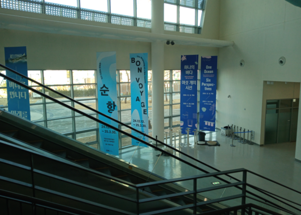 에스컬레이터로 이동하는 국립인천해양박물관. 인천뉴스 포토