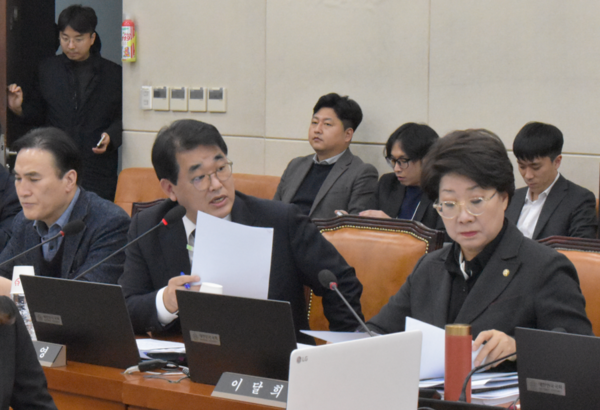 국회 행안위에서 질의하는 배준영 의원. 의원실 포토