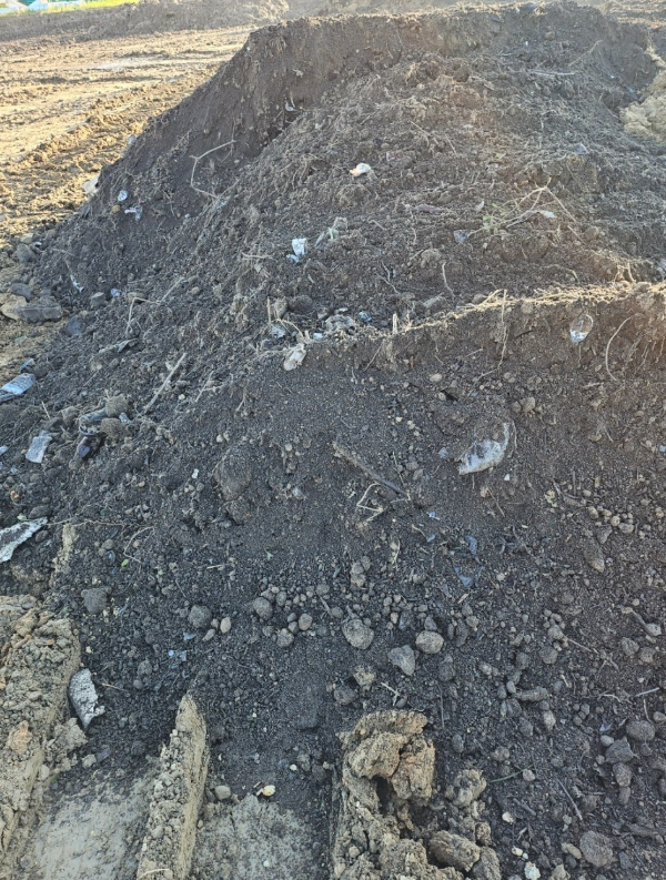 인천 영종도 한상드림아일랜드 골프장 공사현장에서 쵤영한 폐기물재활용성 추정 토재. 김대중 의원 제공