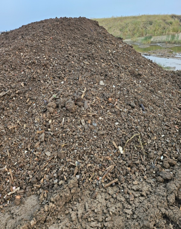 인천 영종도 한상드림아일랜드 골프장 공사현장에서 쵤영한 각종 폐기물. 김대중 의원 제공