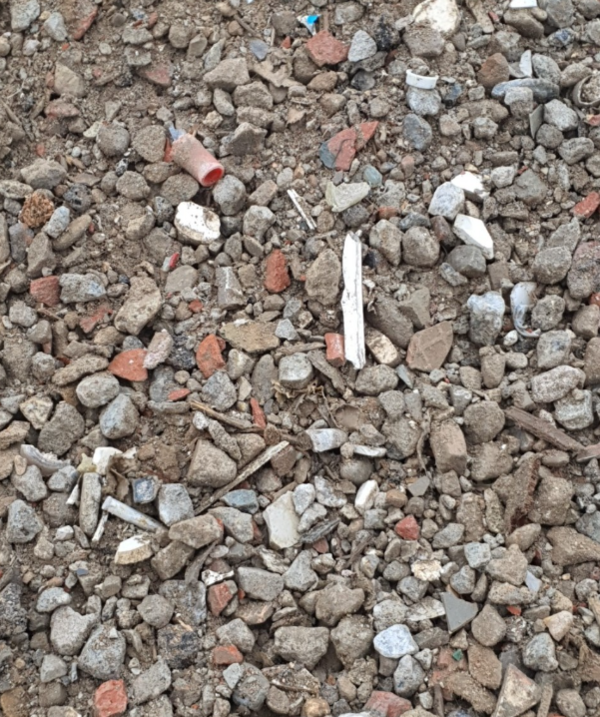 인천 영종도 한상드림아일랜드 골프장 공사현장에서 쵤영한 각종 폐기물. 김대중 의원 제공