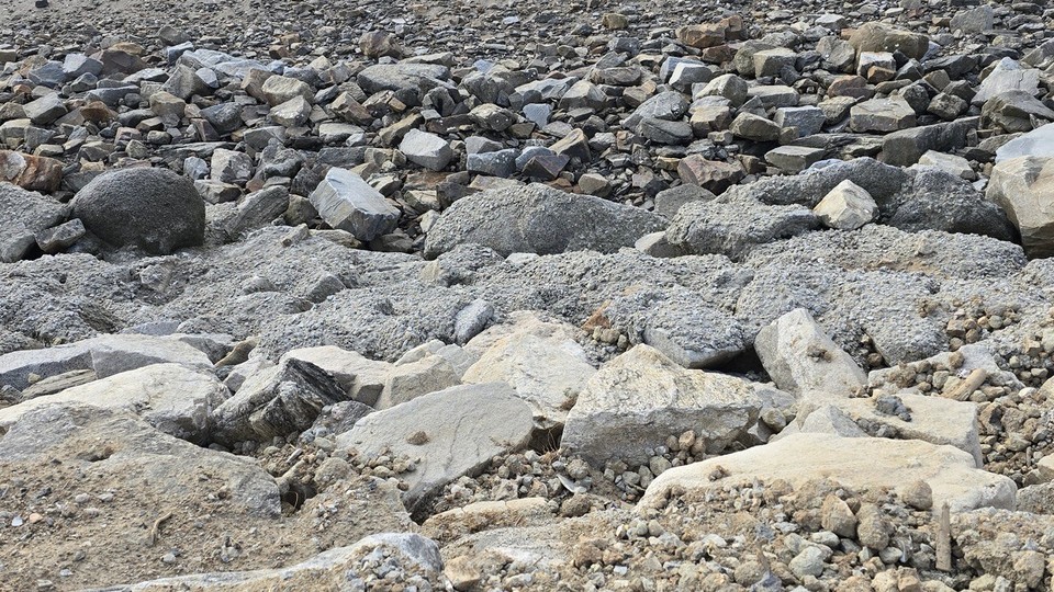 인천 강화군 화도면 여차리 162-8번지 제방에 건설폐기물인 폐 콘크리트가 버려진 모습. 인천뉴스 포토.