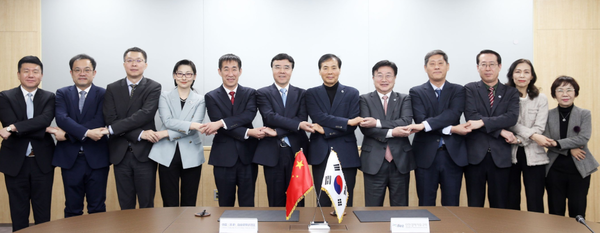 황효진 글로벌도시정무부시장과 윤원석 인천경제청장이 지난 23일 송도 G타워에서 롄 마오 쥔 중국 톈진시 당위원회 상무위원과 협력방안을 논의한 뒤 기념촬영을 하고 있다. 인천시 포토