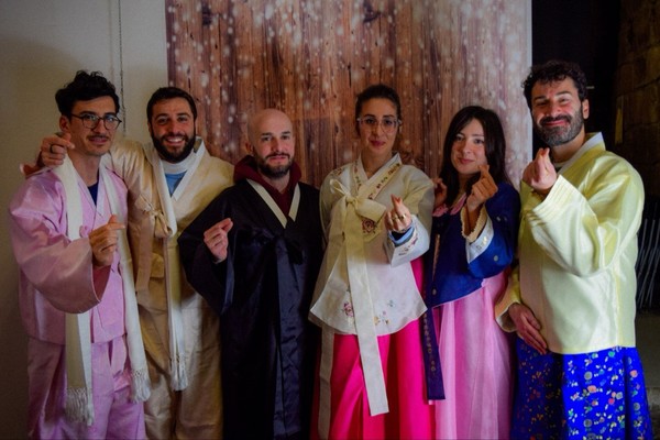 이탈리아 비테르보시에서 열린 '한국의 날' 행사에서 한복 입기 체험. (사)한국관광문화예술협회 제공