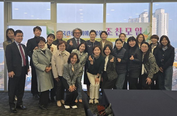 '음악으로 함께 여는 아침' 행사 개최 후 기념촬영. 한국관광문화예술협회 포토