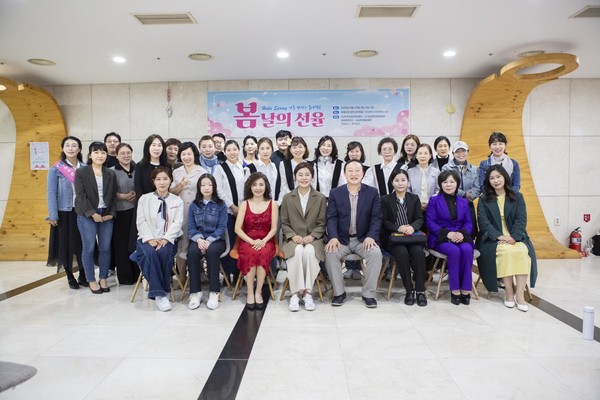 부평아트센터에서 '봄잘의 선율' 공연 후 참석자들이 기념촬영했다. 한국관광문화예술협회 포토