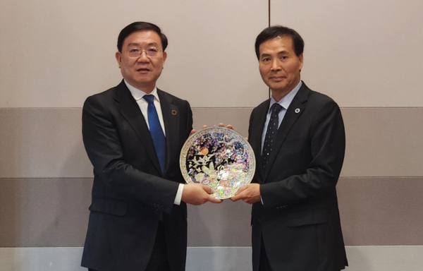 사진 왼쪽부터 왕 펑 차오 청두시장, 황효진 글로벌도시정무부시장. 인천시 포토