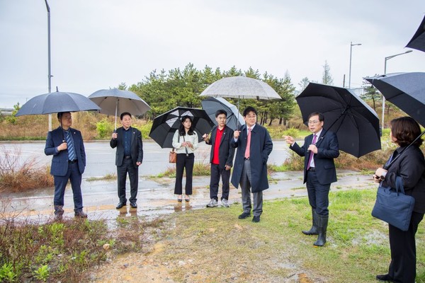 중구의회 의원들이  영종국제도시 종합병원 부지를 방문하고 있다. 중구의회 포토