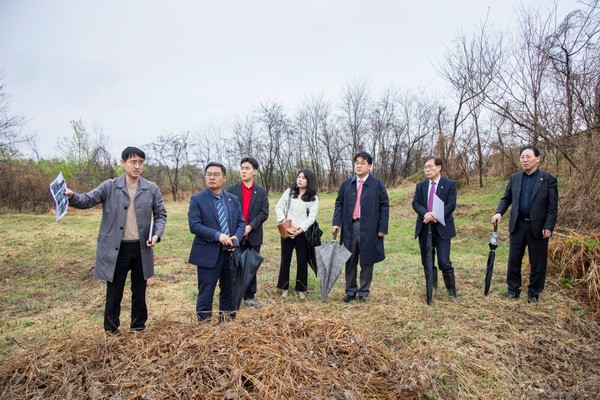 중구의회 의원들이  영종국제도시 종합병원 부지를 방문하고 있다. 중구의회 포토