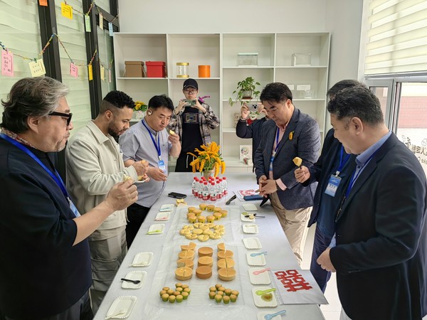 '동잉 슬로우 프로그램'에 참석한 기자들이 헤이양 커뮤니티에서 만든 쿠키를 먹어보고 있다. China Media Group 국제재선 포토
