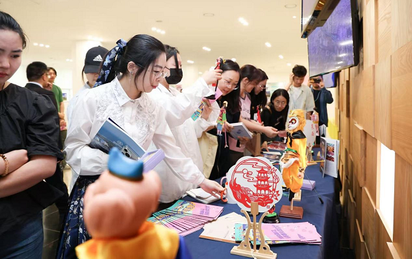 '대구·칭다오 문화홀' 전시구역을 관람하는 대구대학교 교직원들과 학생들. 산둥망 포토