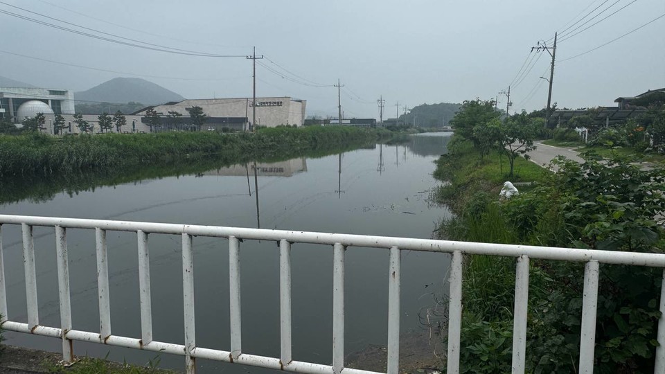 인천 강화군 하점산업단지내에서 발생한 것으로 보이는 폐수가 강화고인돌캠핑장 인근 하천에 유입돼  강화군이 수질검사를 진행하고 있다. 사진은 폐수로 인해 오염된 모습. 인천뉴스 포토.