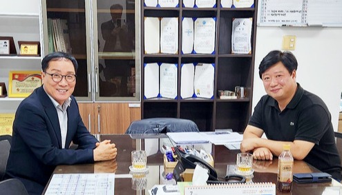 인천시의회 한민수 의원과 인천남동구의회 황규진 의원(총무위원장)이 닥터헬기 전용 계류장 설치 관련 남동구의회 재상정(공유재산관리계획안)에 대해 협의를 하고 기념촬영을 하고 있다. 시의회 포토