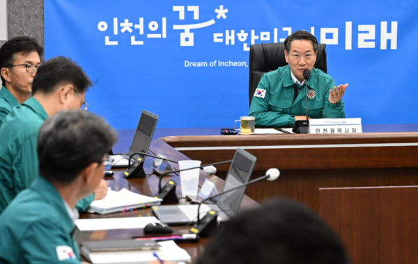유정복 인천광역시장이 18일 시청 재난안전대책본부에서 '여름철 호우피해 대비 추진사항 점검회의'를 주재하고 있다. 인천시 포토