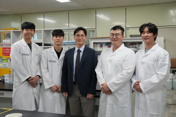 강청훈 체육교육과 교수가 이끄는 건강질병대사연구실. 사진 왼쪽부터 이시현 연구원, 장준호 연구원, 강청훈 연구책임자, 소병훈 연구원, 염동진 연구원. 인하대 포토