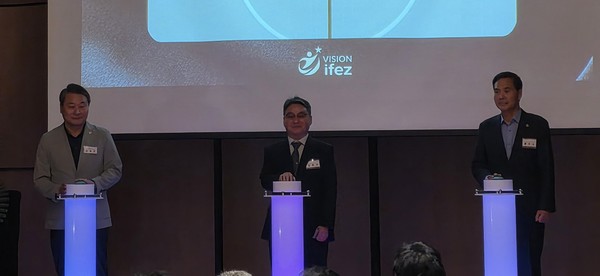비전아이페즈 창립 카운트 다운 세레모니. 사진 왼쪽부터 김유곤 인천시의회 산업경제위원장, 양웅규 비전아이페즈 대표, 황효진 인천시 정무부시장. 인천뉴스