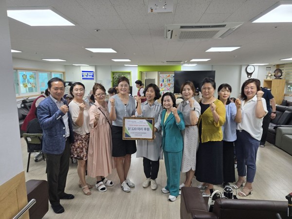 사단법인 한국여성문화생활회 인천시지부가 인천 서구의 기억너머 주야간보호센터와 복지콜 주야간보호센터에 삼계탕 나눔 행사 후 기념 사진촬영 (사진 = 한국여성문화생활회)