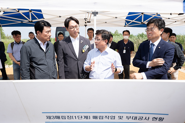 김성환 환경부 장관이 지난 5일, 수도권매립지 2매립장 현장을 점검하고, 상부 토지에 대한 적극적인 활용 방안에 대한 논의를 하고 있다. 환경부 포토