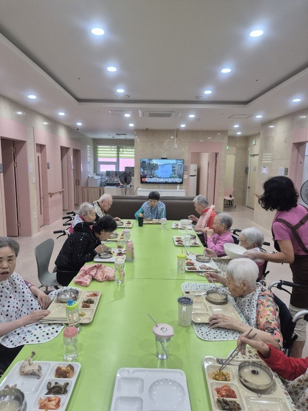 드림숲요양원에 삼계탕용 닭 후원. 드림숲요양원 포토
