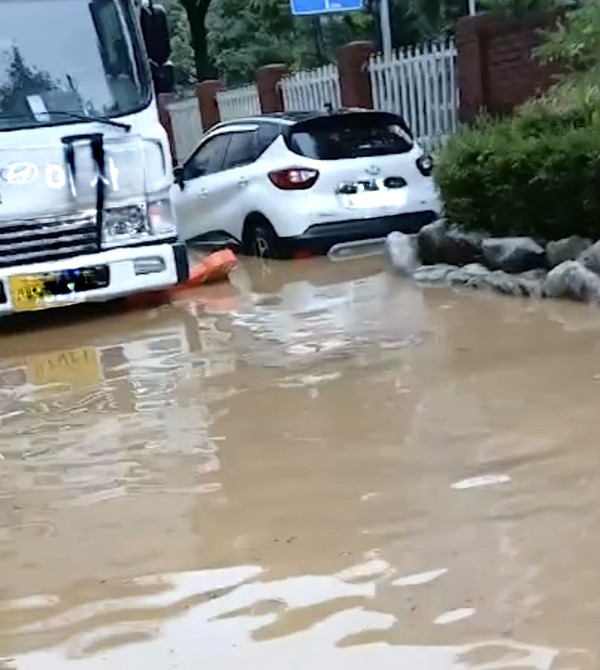 집중 호우로 물에 잠긴 인천 계양구의 한 주택가. 독자 제공 