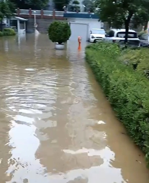 집중 호우로 물에 잠긴 인천 계양구의 한 주택가. 독자 제공 