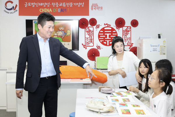 김정헌 중구청장이 '중구 마을학교' 수업 현장을 방문해 학생들과 인사를 나누고 있다. 중구 포토
