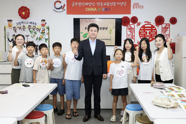 김정헌 중구청장이 '중구 마을학교' 수업 현장을 방문해 학생들과 기념촬영을 하고 있다. 중구 포토