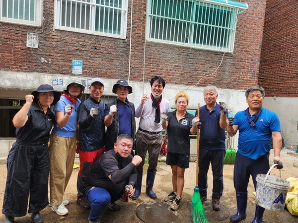 지난 17일 강범석 서구청장을 비롯해 주민단체 등과 수해 복구를 활동을 펼쳤다.(사진=서구)