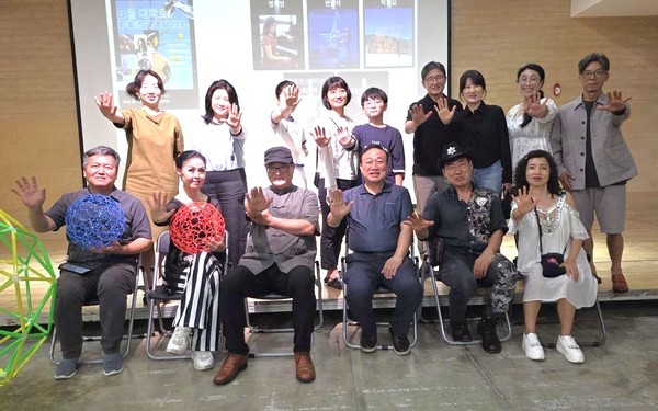 최근 마로니에공원에서 세계적인 예술가들의 ‘8월 대학로 페스티벌’이 개최, 기면촬영하고 있다.(사진=한국관광문화예술협회)