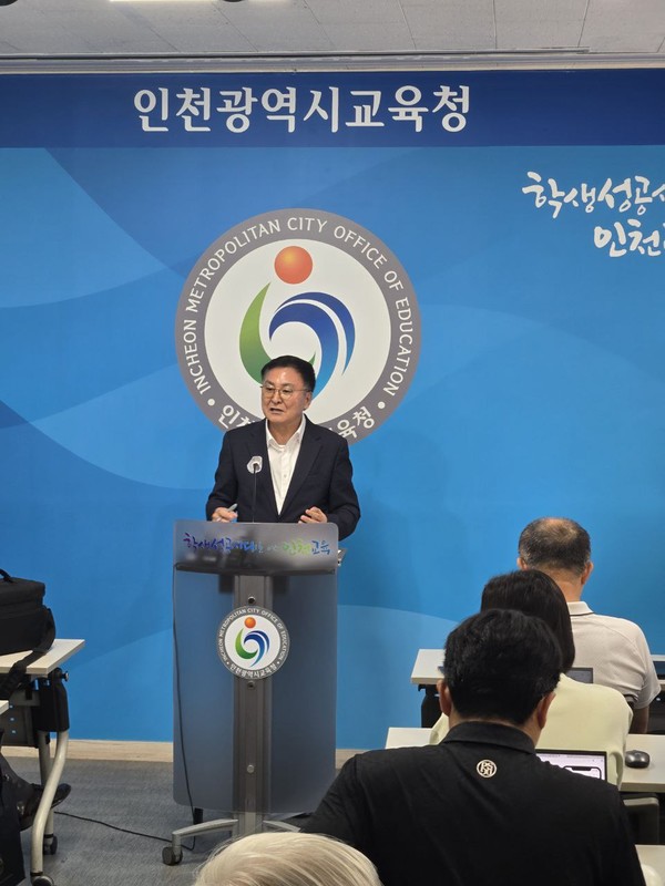 유석형 인천교육청 정책기획조정관이 21일 특수교사 사망사건 처리에 대한 교육청의 공식 입장을 전하고 있다. 인천뉴스