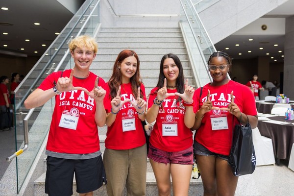 2025년 가을학기 유타대 아시아캠퍼스 신입생들이 기념 셔츠를 입고 기념 촬영을 하고 있다. IFEZ 포토