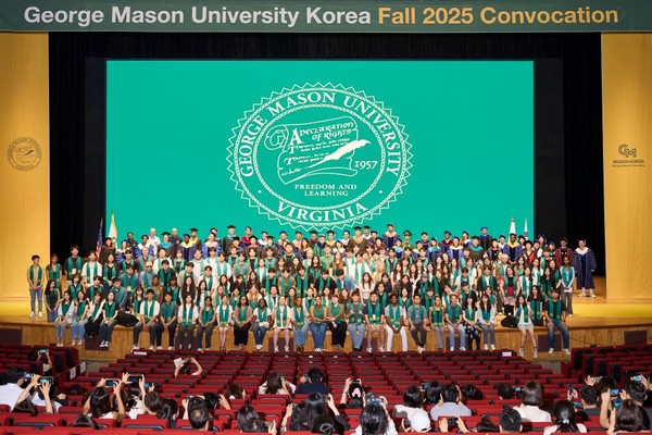 지난 22일 조지메이슨대 IGC에서 가을학기 입학식 기념촬영을 하고 있다. IFEZ 포토