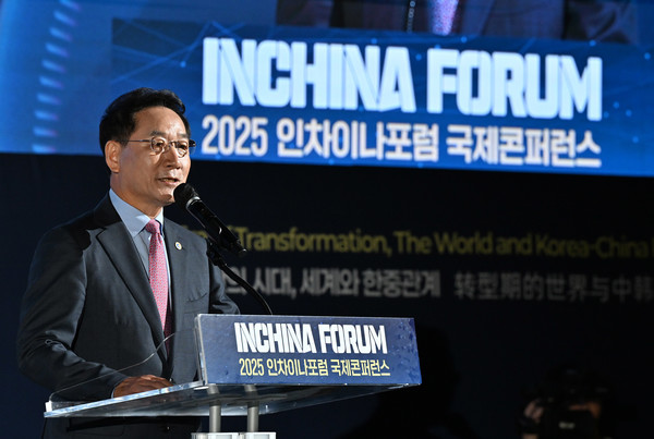 유정복 인천시장이 2일 송도컨벤시아에서 열린 '2025 인차이나포럼'에서 '전환의 시대, 세계와 한중관계 그리고 인천'을 주제로 기조연설을 하고 있다. 인천시 포토