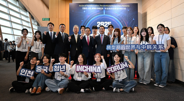 유정복 인천시장이 2일 송도컨벤시아에서 열린 '2025 인차이나포럼'에서 다이빙(戴兵) 주한 중국대사 및 참석자들과 기념촬영을 하고 있다. 인천시 포토