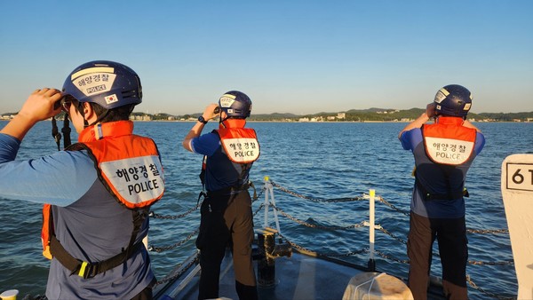 11일 인천 옹진군 영흥면 꽃섬 인근 해상에서 갯벌 고립자 구하다 실종된 경찰관을 수색하고 있다. 인천해경 포토