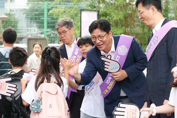 도성훈 교육감이 인천연성초에서 학교폭력 예방 ‘제비꽃길 캠페인’에 참여하고 있다. 시교육청 포토